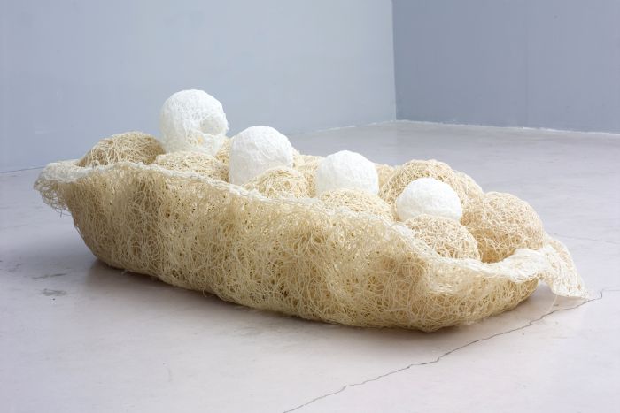 Untitled (Large Bath), 2007, String, thread and glue, 47X70X132 cm