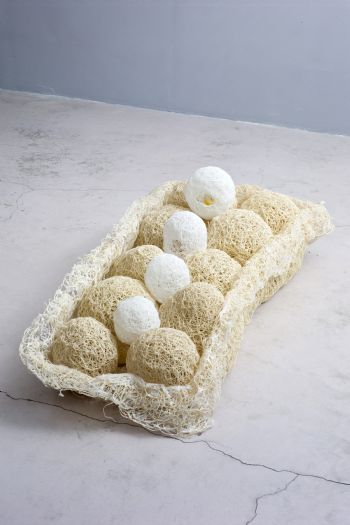 Untitled (Small Bath), 2007, String, thread and glue, 23X65X143 cm